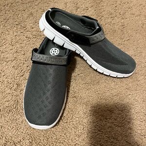 NWT Gray, Black, and White Eagsouni Clog Summer Breathable Shoe/Slipper